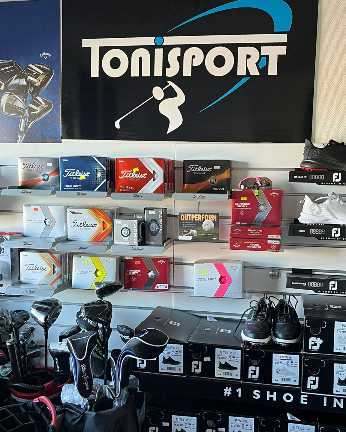 Tonisportista löytyy mailoja, kenkiä, bägejä ja kaikkia muitakin golftarvikkeita. Välinehuolto kuuluu myös palveluvalikoimaan.