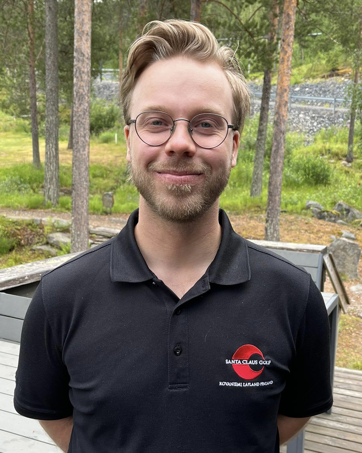 Caddiemaster Jaakko Sattanen työskentelee ensimmäistä kesäänsä Santa Claus Golfissa.