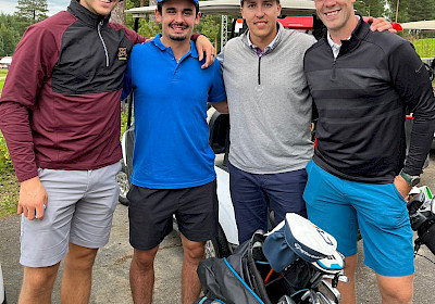Jesperi Kotkaniemi, Seth Jarvis, Teuvo Teräväinen ja Antti Raanta nauttivat golfista Ounasvaaralla.