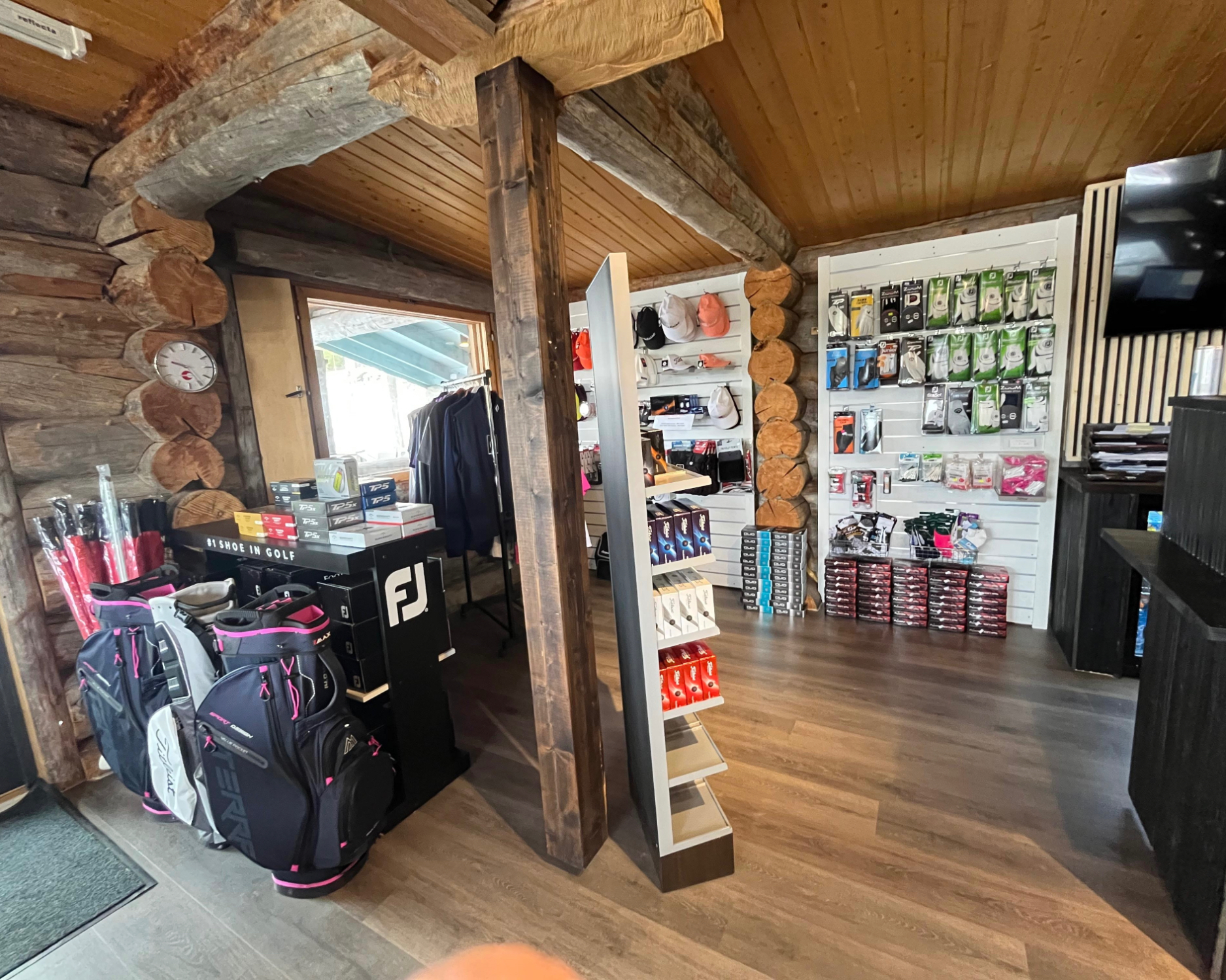 Uusi Pro Shop on avoinna Santa Claus Golfin klubilla. Välinehuollot tekee Tuomo Koivukangas.