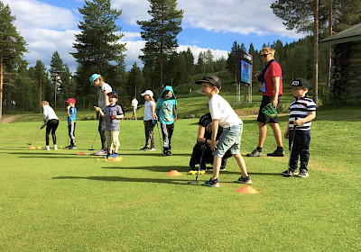 Tärkeintä on, että golf on hauskaa. Ilo on etusijalla myös perusasioiden opettelussa.