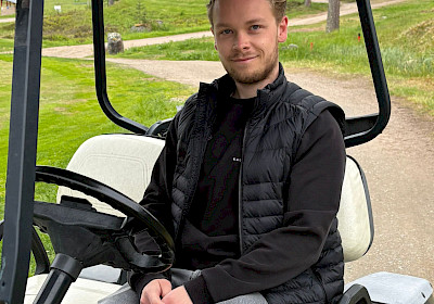 Työpäivän jälkeen golfautolla pelaaminen on kevyempää, iloitsee Lenni Kaukonen.