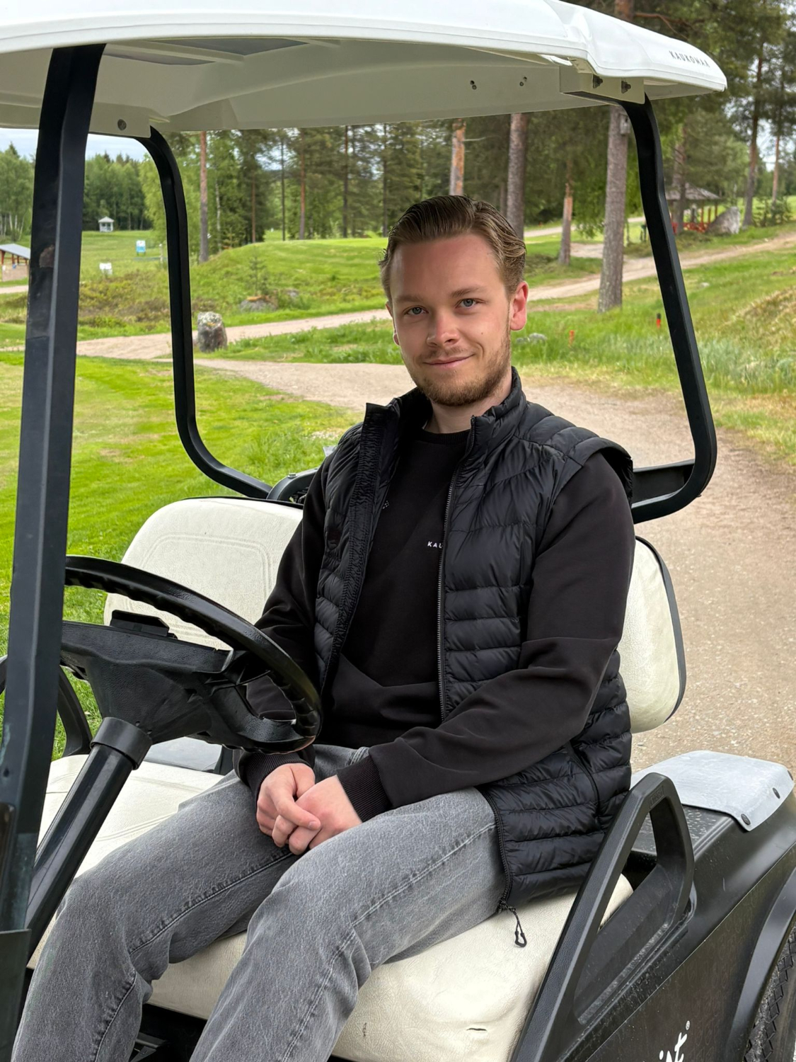 Työpäivän jälkeen golfautolla pelaaminen on kevyempää, iloitsee Lenni Kaukonen.