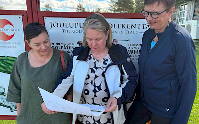 Salme Niemelä, Anita Lammassaari ja Sirpa Hakamaa tutkivat Kesäkisan esitettä ja he toivovat mahdollisimman monen osallistuvan koko kesän kestävään Kesäkisaan.