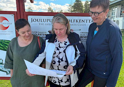 Salme Niemelä, Anita Lammassaari ja Sirpa Hakamaa tutkivat Kesäkisan esitettä ja he toivovat mahdollisimman monen osallistuvan koko kesän kestävään Kesäkisaan.