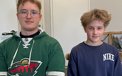 Anttoni Sarajärvi ja Elmeri Varanka nauttivat työskentelystään Ounasvaaran Golfpuistossa.