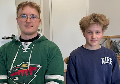 Anttoni Sarajärvi ja Elmeri Varanka nauttivat työskentelystään Ounasvaaran Golfpuistossa.