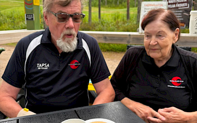 Irma ja Tapio Viitala näyttävät, mikä on Mettäkakko, kioskin ylivoimaisesti suosituin kahvileipä.