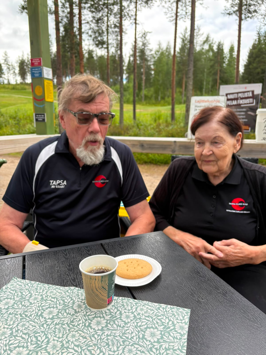 Irma ja Tapio Viitala näyttävät, mikä on Mettäkakko, kioskin ylivoimaisesti suosituin kahvileipä.