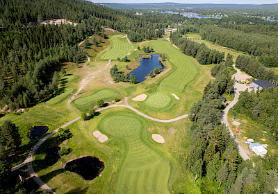 Golfkenttä ei ole paikka mopoilla, skoottereilla tai mönkkäreillä ajamiseen