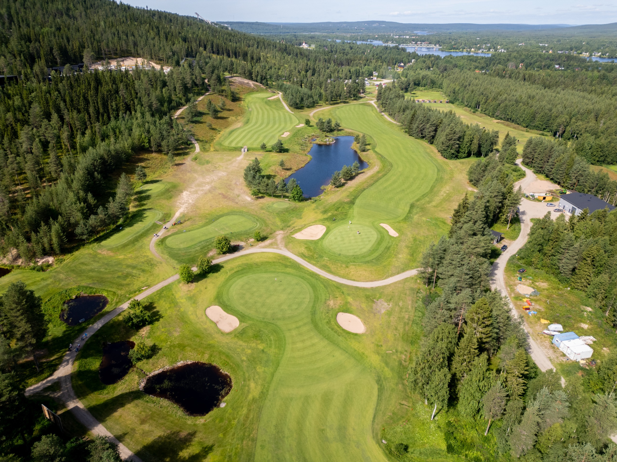 Golfkenttä ei ole paikka mopoilla, skoottereilla tai mönkkäreillä ajamiseen