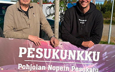 Urheilumarkkinointi ja yritystoiminta ovat molemmin puoleista yhteistyötä, pohtivat Juho Meriläinen ja Jouko Häkkinen. Näin saadaan näkyvyyttä sekä auton pesuun että golfiin.