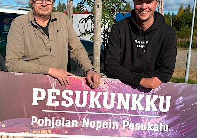 Urheilumarkkinointi ja yritystoiminta ovat molemmin puoleista yhteistyötä, pohtivat Juho Meriläinen ja Jouko Häkkinen. Näin saadaan näkyvyyttä sekä auton pesuun että golfiin.