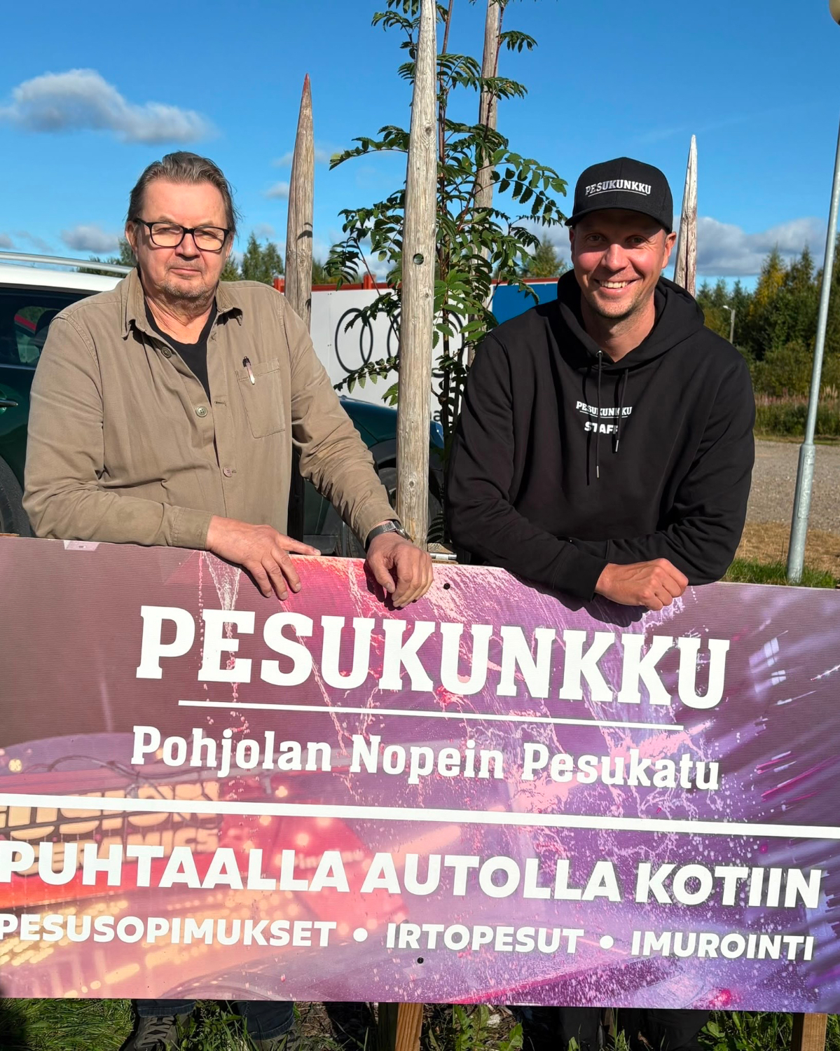 Urheilumarkkinointi ja yritystoiminta ovat molemmin puoleista yhteistyötä, pohtivat Juho Meriläinen ja Jouko Häkkinen. Näin saadaan näkyvyyttä sekä auton pesuun että golfiin.