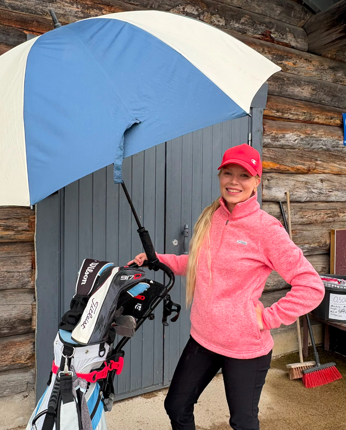 Pieni sadekaan ei haittaa. Oikeat vaatteet ja välineet mukaan, niin Valvimon mielestä golfia on mukava harjoitella.